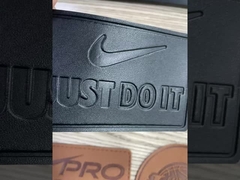 สีน้ําตาลรูปสี่เหลี่ยม 3D Custom Embossed ใบสัญลักษณ์หนัง